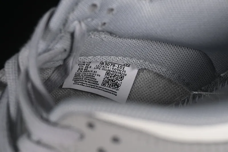 All categories Nk SB Dunk series Nk SB Dunk Low low-top sneakers Nike SB Dunk Low white, black and gray low-top casual sneakers IB3079-101